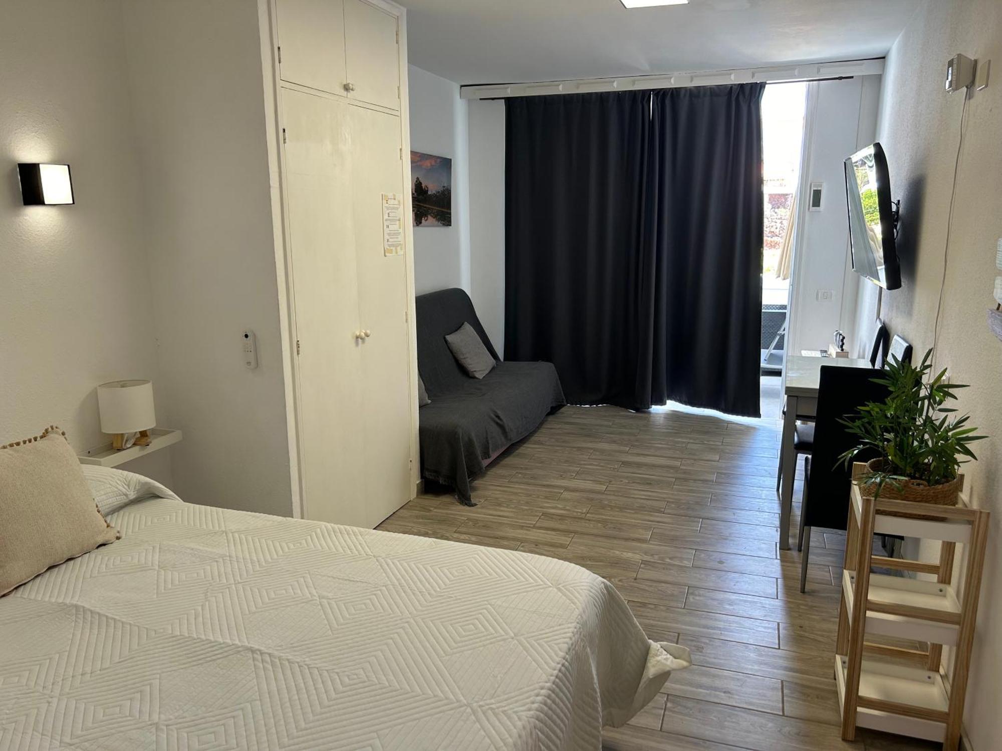 Sunny Apt With Terrace Coastal Area South Arona Arona  Exteriör bild